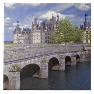 Carreau Europe, France, Chambord. Un pont de pierre mène