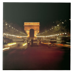 Carreau Europe, France, Paris. La circulation en soirée s