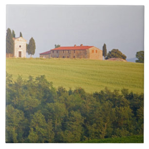 Carreau Europe ; Italie ; Toscane, chapelle sur la colline