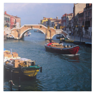 Carreau Europe, Italie, Venise. Bateaux apportant