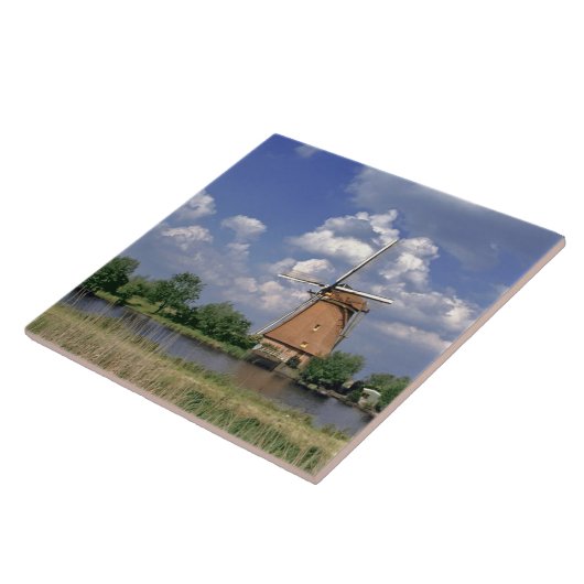 Carreau Europe, Pays-Bas, Kinerdijk. Un moulin à vent est  (Côté)