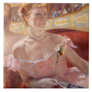 Carreau Femme américaine avec collier perle et robe rose