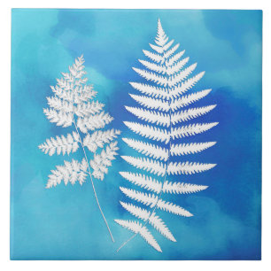 Carreau Fern Frond, Blanc sur bleu Arrière - plan Aquarell