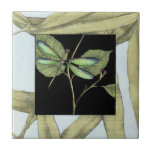Carreau Feuilles à l'instigation de la libellule par Jenni<br><div class="desc">Ce dessin de feuilles de Jennifer Goldberger présente l'apparition d'une libellule sur un arrière - plan noir. L'ambiance nocturne de l'entrée contraste agréablement avec l'ambiance diurne de l'impression de feuille. Commandez aujourd'hui !</div>
