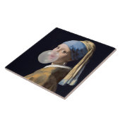 Carreau Fille à oreille perle soufflant une gomme à bulles (Côté)