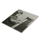 Carreau Fille jouant le piano (Côté)