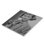 Carreau Fille mangeant la crème glacée (Côté)