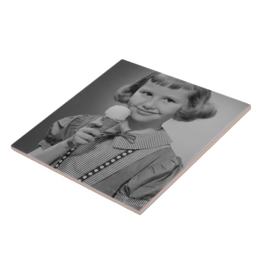 Carreau Fille mangeant la crème glacée (Côté)