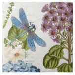 Carreau Fleur sauvage de libellules botaniques Feuilles Vi<br><div class="desc">#2 de 5 images de tuiles de coordination. Bright blue dragonfly et une fleur de lavande mum avec des gloires du matin blanches et un aperçu d'une fleur d'hydrangée bleue sur collage écriture manuscrite éphémère et images de publicité antique sur une crème douce, ivoire texturé arrière - plan. Collage créé...</div>