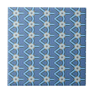 Carreau fleurs blanches sur carrelage bleu
