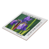 Carreau Fleurs peintes (iris pourpre); vers Psaume 118:24 (Côté)