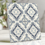 Carreau Floral bleu et blanc doux marocain<br><div class="desc">Créez une atmosphère sereine avec ce carrelage d'inspiration marocaine avec des motifs doux bleu et blanc à fleurs et géométriques. Le design symétrique complexe apporte une touche élégante et apaisante,  ce qui en fait l'endroit idéal pour les répliques,  les murs accentués ou l'amélioration des intérieurs méditerranéens et modernes.</div>