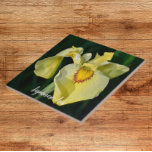 Carreau Floral d'Iris japonais jaune<br><div class="desc">Carrelage en céramique qui présente l'image d'une fleur jaune d'Iris japonais. Un joli design floral ! Sélectionnez votre taille de tuile. Fais un joli trivet de cuisine !</div>