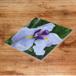 Carreau Floral japonais de fleur d'iris<br><div class="desc">Carrelage en céramique qui présente l'image d'une fleur japonaise d'Iris aux couleurs pétales violet,  blanc et jaune. Un joli design floral ! Sélectionnez votre taille de tuile. Fais un joli trivet de cuisine !</div>