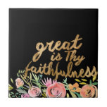 Carreau Foi florale - La graisse est ta fidélité<br><div class="desc">Floral Faith II par Studio W. "Great is Thy Faithfulness" réalisé dans un magnifique script or cursif à côté des fleurs d'aquarelle.</div>