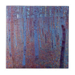 Carreau Forêt de hêtres par Gustav Klimt, Art Nouveau Vint<br><div class="desc">Beech Forest (1902) de Gustav Klimt est une peinture vintage de l'époque victorienne symbolisant un paysage d'art de grande qualité présentant une scène naturelle. Une forêt foncée avec hêtres et feuilles la nuit. À propos de l'artiste : Gustav Klimt (1862-1918) était un peintre symboliste autrichien et l'un des membres les...</div>