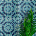 Carreau Formes géométriques symétriques bleues douces et i<br><div class="desc">Ce carrelage en céramique présente un design kaléidoscopique fascinant. Au coeur du carrelage se déploie un délicat motif floral, entouré d'un ensemble de formes géométriques qui rayonnent vers l'extérieur dans des motifs symétriques. Le design se caractérise par son détail complexe, créant un sentiment de profondeur et de mouvement. La palette...</div>