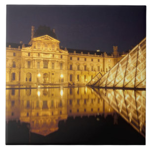 Carreau France, Paris, Musée du Louvre la nuit.