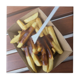 Carreau Frites chaudes trempées dans la sauce et le sel de