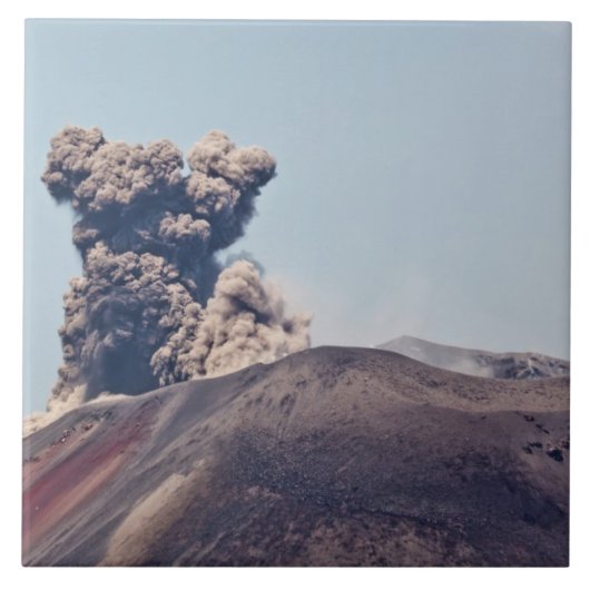 Carreau Fume fuyant du volcan en activité Anak Krakatau (Devant)