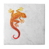 Carreau Gecko rouge s'élevant sur un mur blanc (Devant)