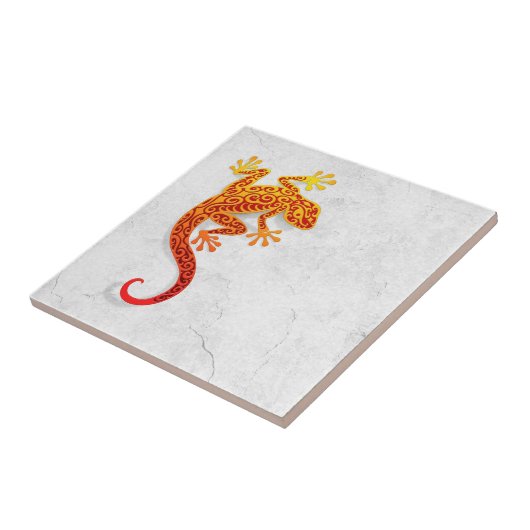 Carreau Gecko rouge s'élevant sur un mur blanc (Côté)