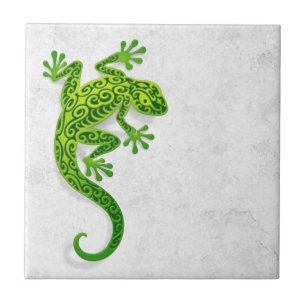 Carreau Gecko vert s'élevant sur un mur blanc