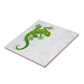Carreau Gecko vert s'élevant sur un mur blanc (Côté)