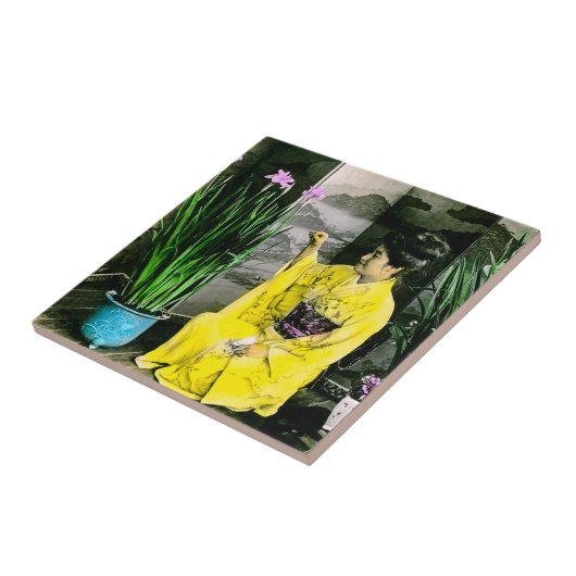 Carreau Geisha dans le kimono jaune arrangeant des fleurs (Côté)