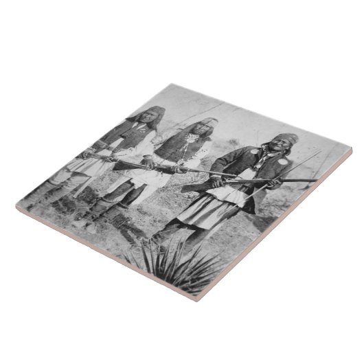 Carreau Geronimo et trois de ses guerriers d'Apache, 1886 (Côté)