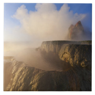 Carreau Geyser volant avec la chaîne granitique enneigée