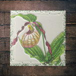 Carreau Gold n Red Lady Slipper Orchid Vue latérale botani<br><div class="desc">Ce carrelage décoratif en céramique présente une fleur de glisse de dame rouge foncé, face à un côté, dans le style d'illustrations botaniques vintage. La fleur d'orchidées à pince glissante apparaît souvent dans de petites ouvertures, des prés herbeux, des mannequins boisés et des prairies, et c'est un plante protégé dans...</div>