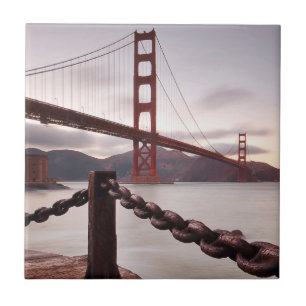 Carreau Golden gate bridge contre des montagnes