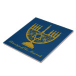 Carreau Golden Menorah<br><div class="desc">tuile en céramique carré avec l'image d'une menorah dorée et texte facultatif sur le bleu royal. Voir la plaque et les dessous de verre en papier correspondants. Voir la collection complète Hanoukka Tile sous la catégorie HOME dans la section HOLIDAYS.</div>