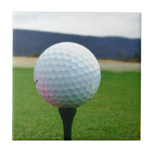 Carreau Golf Ball sur un terrain de golf de montagne