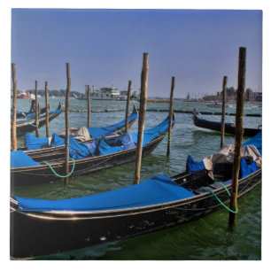 Carreau Grand Canal avec des bateaux gondalo alignés