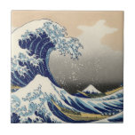 Carreau Grande vague Kanagawa peinture japonaise<br><div class="desc">Vague japonaise de coupe de bois — Vague du Mont Fuji par Hokusa Une grande vague est dans l'océan — et vous voyez le Mont Fuji dans l'arrière - plan lointain — la vague s'enroule autour du grand Mont Fuji. La vague géante est si intense que vous pourriez presque manquer...</div>