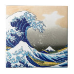 Carreau Grande vague outre de ~ Hokusai de Kanagawa<br><div class="desc">La grande vague outre de la copie japonaise de bois de graveur de début du 19ème siècle de Hokusai de ~ de Kanagawa par l'artiste Hokusai dépeignant d'une grande les bateaux menaçants vague s'approchent de la préfecture de Kanagawa. À l'arrière-plan tient le mont Fuji. Hokusai a également peint la série...</div>