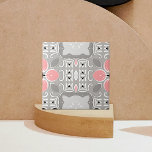 Carreau Gris Clair Et Rose Intricé Élégant Ornat<br><div class="desc">Belle décoration en carreaux de faïence rose,  blanc et noir sur un arrière - plan gris clair.</div>
