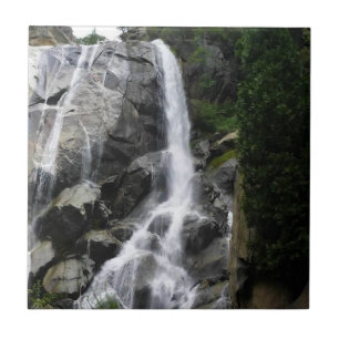 Carreau Grizzly Falls, parc national King's Canyon, CA
