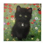 Carreau Gustav Klimt Kitten<br><div class="desc">Carrelage en céramique avec un chaton Gustav Klimt ! Ce chaton noir porte un collier d'argent et s'assoit dans un champ de fleurs rouges,  bleues,  blanches et jaunes. Un cadeau merveilleux pour les amateurs d'art amoureux des chats et autrichiens !</div>