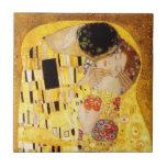 Carreau Gustav Klimt La Peinture Classique Du Kiss<br><div class="desc">Gustav Klimt Le Kiss Gustav Klimt a utilisé de l'or réel dans sa belle oeuvre de femmes Art nouveau et d'art décoratif. Cette peinture Klimt a été appelée "Le Baiser" et est l'oeuvre Art nouveau la plus connue qu'il ait jamais peinte. Le tableau de Gustav Klimt est celui d'une femme...</div>