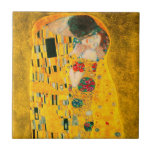 Carreau Gustav Klimt Le Baiser<br><div class="desc">Carrelage représentant la peinture à l’huile de Gustav Klimt avec la feuille d’or The Kiss (1908). Un homme et une femme,  aux couleurs dorées brillantes,  embrassent et embrassent avec amour dans un champ de fleurs. Un grand cadeau pour les amateurs d'art Art Nouveau et autrichien.</div>