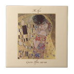 Carreau Gustav Klimt Le Carrelage En Céramique Kiss<br><div class="desc">Le Kiss (original Der Kuss) a été peint par Gustav Klimt, pendant sa "période d'or", et est probablement son oeuvre la plus célèbre. Il représente un couple, dans différentes nuances d'or et de symboles, partageant un baiser contre un arrière - plan en bronze. Le linceul d'or partagé et l'arrière -...</div>