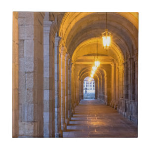 Carreau Hall en pierre éclairée par une lampe, épandage