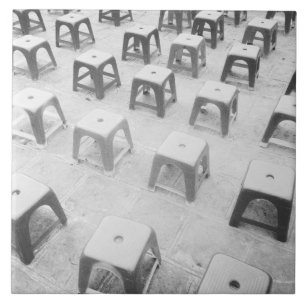 Carreau Hanoi Vietnam, Tabourets en plastique au Temple de