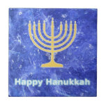 Carreau Hanoukka Snowstorm Menorah<br><div class="desc">Une menorah Hanoukka et "Happy Hanoukka" en or brillant,  en bleu et blanc,  superposées sur une image fractale bleue et blanche qui rappelle les flocons de neige dans une tempête. Chag Sameach !</div>
