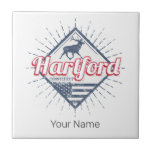 Carreau Hartford City Connecticut États-Unis<br><div class="desc">Hartford dans le Connecticut, capitale des Etats-Unis, souvenirs design vintages de cerfs. Le drapeau américain de la ville rétro de Hartford est conçu pour les voyages aux États-Unis ou les vacances dans le Connecticut. Hartford avec cerf pour les vacances aux Etats-Unis. Hartford capitale aux Etats-Unis avec le drapeau américain vintage...</div>