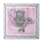 Carreau Heirloom Cup & Rattle sur Arrière - plan pourpre<br><div class="desc">Une tasse d'heriloom se trouve à côté d'un petit bétail dans cette oeuvre de Tara Friel. Une figure d'ours en peluche est taillée dans l'extrémité du bétail,  et des motifs floraux complexes sont ornés sur les côtés de la tasse. Un grand morceau,  mettez ceci sur votre mur aujourd'hui !</div>