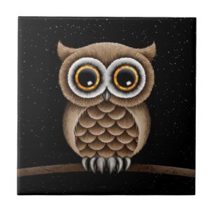 Carreau Hibou Brown pelucheux mignon sur une branche avec